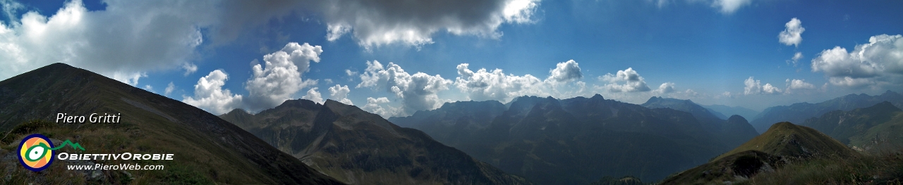 31 Panoramica verso la vallata di Carona e di Val Sambuzza.jpg